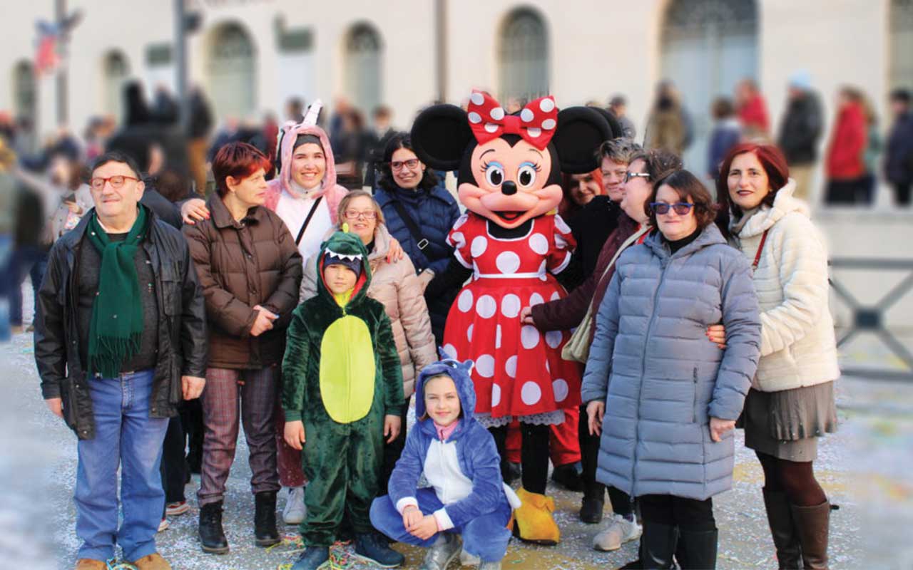 gruppo dell'associazione viezzer a carnevale