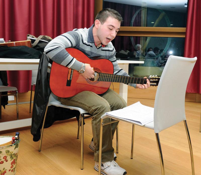 ragazzo che suona con la chitarra